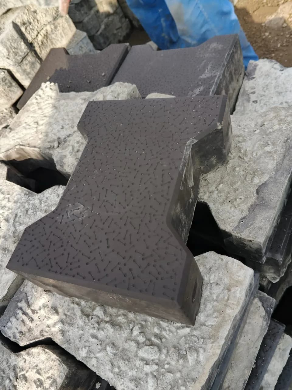 Close view of a Double T paver profile